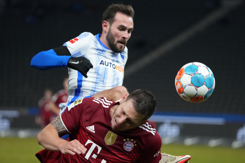 Herthas Lucas Tousart (24) hat gegen Bayerns Niklas Süle (vorne) das Nachsehen. Die Berliner stecken weiter tief im Abstiegskampf.