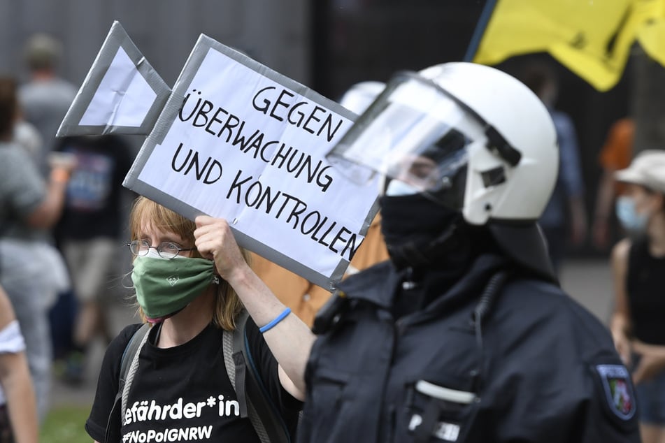 Am Samstag sind bei einer Demo in der Düsseldorfer Innenstadt gegen ein geplantes Versammlungsgesetz für NRW Journalisten von Polizeibeamten attackiert worden.