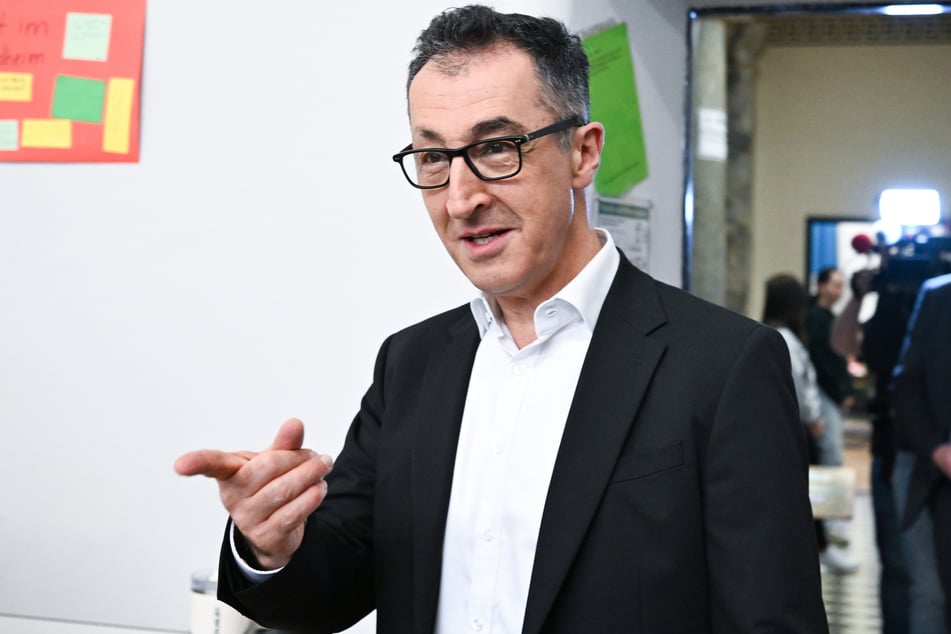Liegt nach der ersten Prognose knapp vorn: Cem Özdemir (60) und seine Grünen hoffen auf den Wahlsieg.