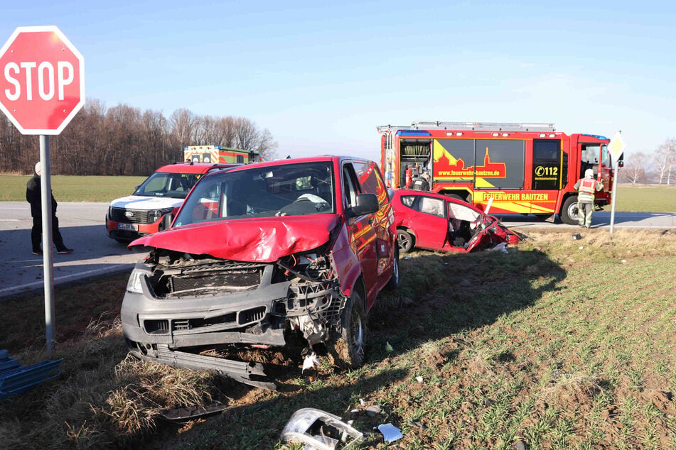 Schwerer Unfall in der Gemeinde Kubschütz: Die Front des an der Kollision beteiligten VW-Transporters (rechts) wurde zerfetzt.