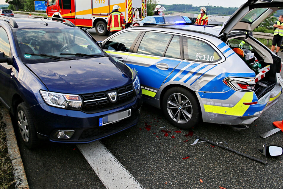 Ein Autofahrer (38) ist mit seinem Dacia auf der A7 in Bayern in einen stehenden Streifenwagen geschleudert.