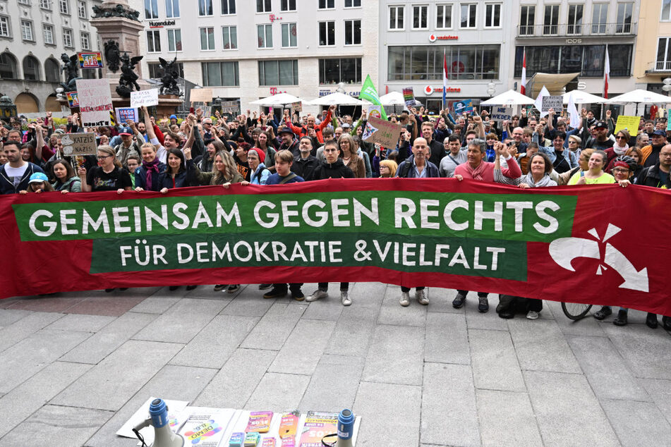 Die Initiative "EUre Wahl", "Fridays for Future" und "Gemeinsam gegen Rechts" luden am Marienplatz zu einer Demo gegen rechte Gewalttaten.