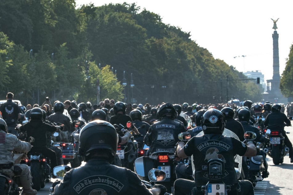 Teilnehmer an der Motorrad-Demonstration der Rockerbande Hells Angels fahren auf der Straße des 17. Juni.