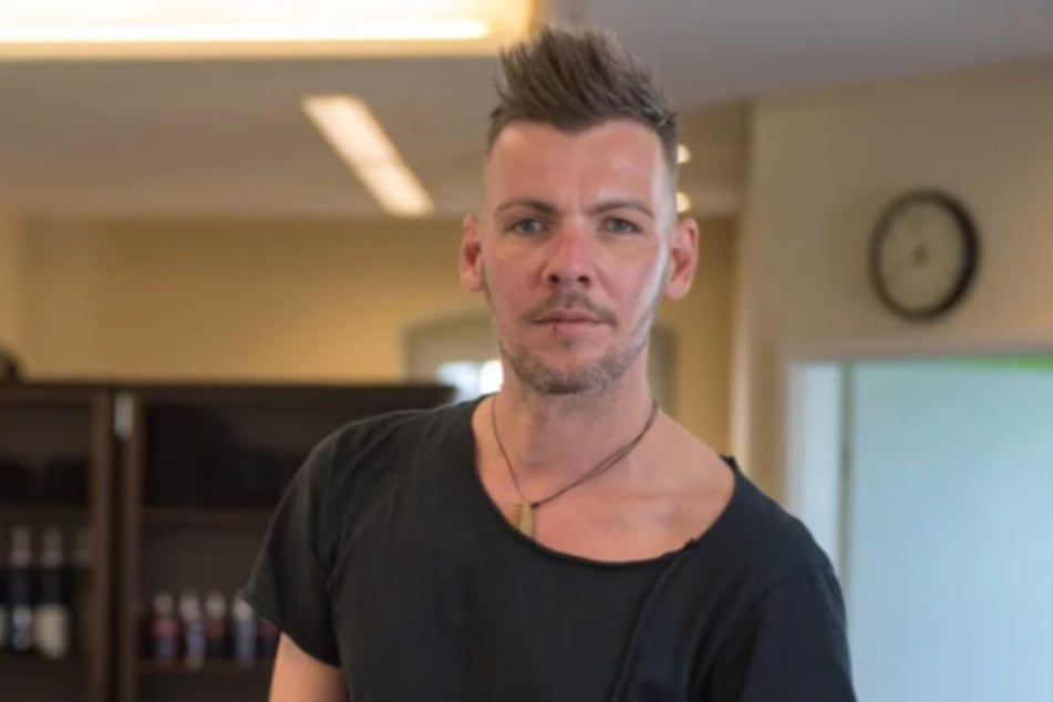 Friseurmeister Björn Muster (37) in seinem Salon in Wilsdruff. Er ist seit Wochen dicht. Jetzt laufen die Vorbereitungen zum Neustart.