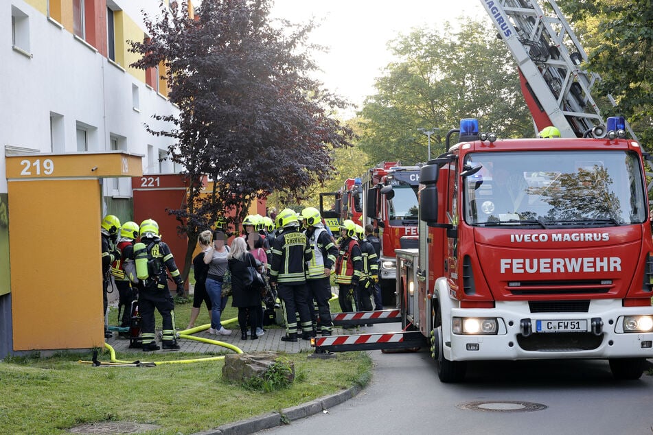 Große Aufregung in einem Plattenbau in der Straße "Usti nad Labem" in Chemnitz: Im Treppenhaus war ein Feuer ausgebrochen - die Bewohner wurden evakuiert.