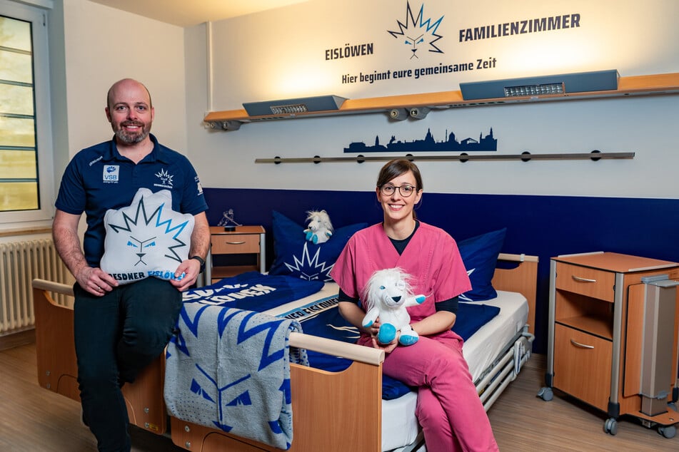 Eislöwen-Geschäftsführer Maik Walsdorf weihte am Montag mit Funni Wuschik das Eislöwen-Zimmer ein.