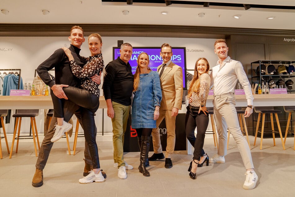 (v.l.n.r.): Matteo Cesaretti, Emily Matthies, Joachim Llambi, Tina Spiesbach-Hepke, Oliver Thalheim, Fabian Täschner und Darja Titowa freuen sich auf ein tolles Event.