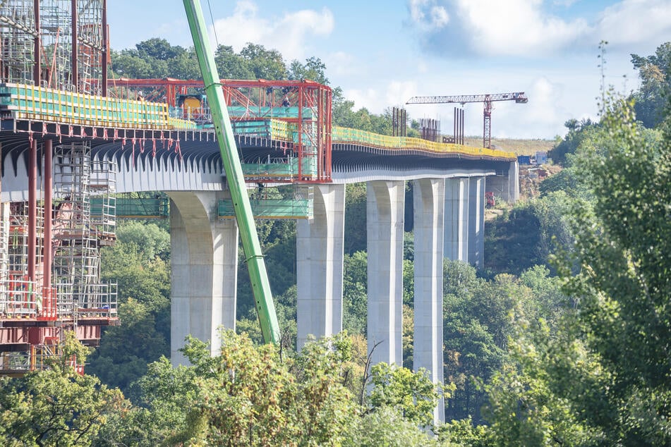 Noch sieht die Brücke wellig aus. Erst mit Aufbringen der Fahrbahn erhält sie ihre endgültige Stabilität.