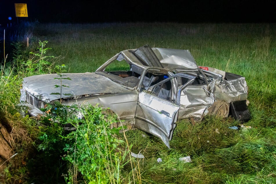 Der Fahrer (19) des BMW wurde schwerst verletzt in eine Klinik gebracht.