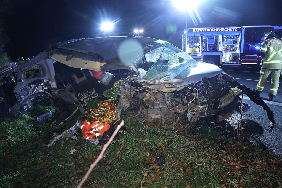 Unfall A4: Unfall-Tragödie auf der A4: Beifahrer stirbt nach Kollision mit einem Baum!