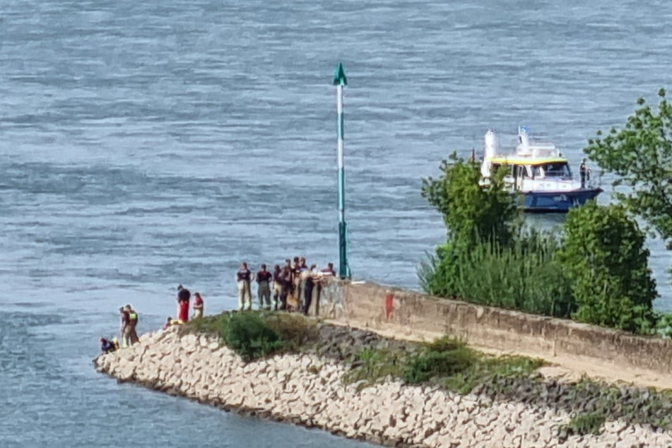 Die Einsatzkräfte suchten das Rheinufer im Bereich des Niehler Hafens nach einer möglicherweise vermissten Person ab.