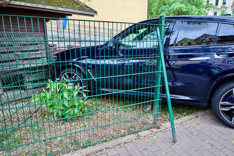 Eine BMW-Fahrerin fuhr am heutigen Vormittag durch den Zaun eines Kindergartens.