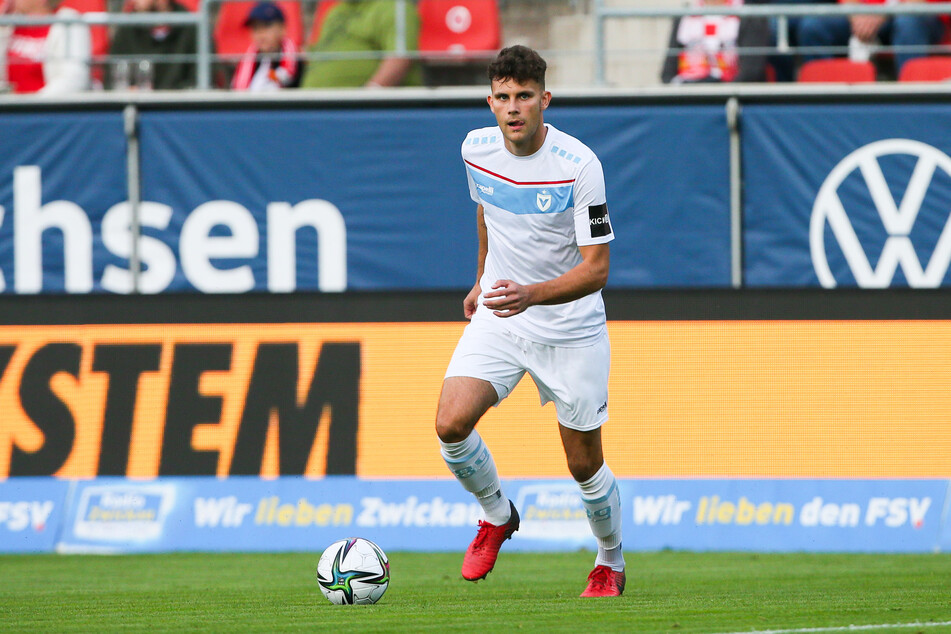Wusste 2021/22 als Abwehr-Turm für Viktoria Berlin in der 3. Liga zu überzeugen und wechselte gegen Ablöse zu Dynamo Dresden: Jakob Lewald (24).