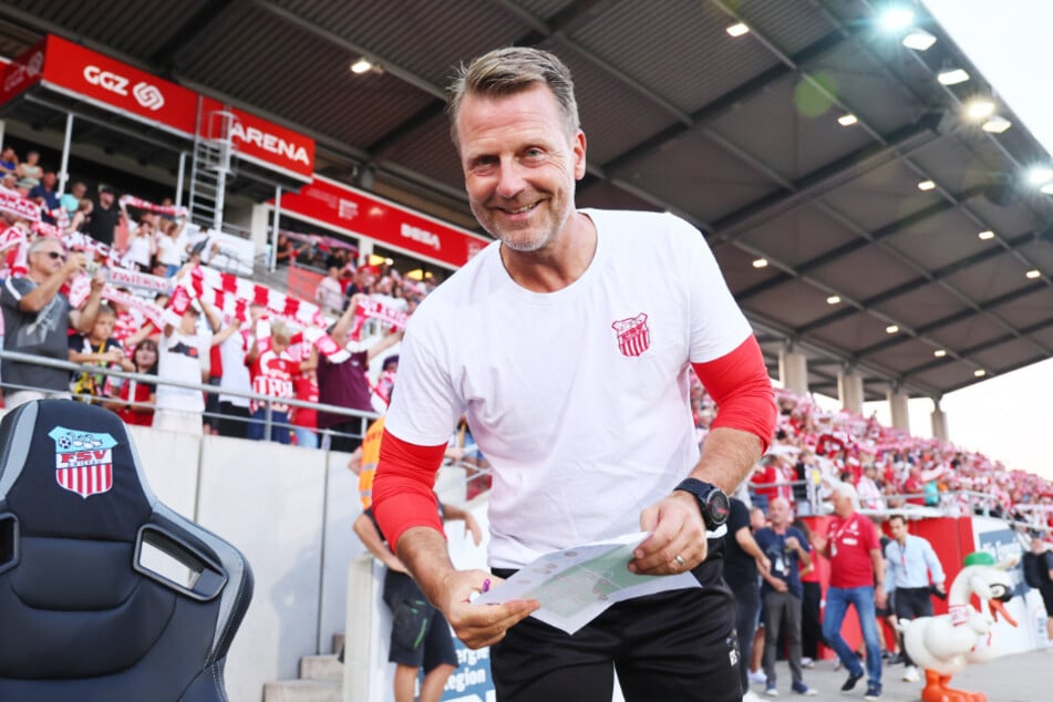 FSV-Trainer Rico Schmitt (56) feiert am heutigen Freitag seinen 56. Geburtstag. Sein Wunsch ist klar: Drei Punkte sollen es gegen Halle sein.