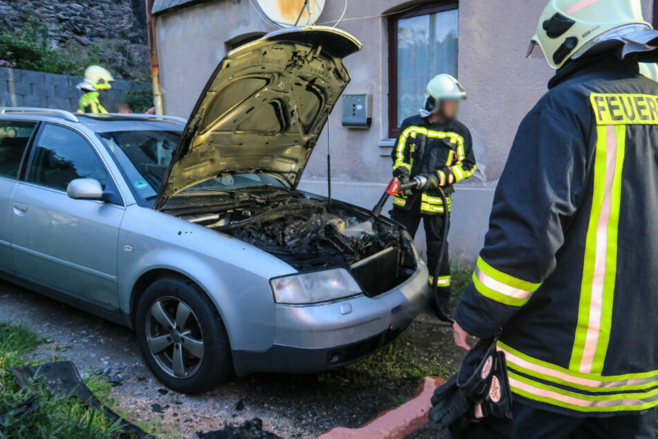 Erzgebirge: Autobrand in Grundstückseinfahrt