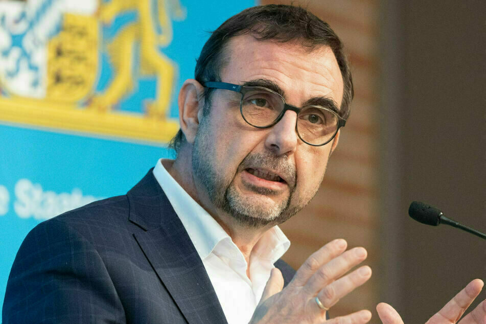 Bayerns Gesundheitsminister Klaus Holetschek (56, CSU) schließt die Einführung des 2G-Modells nicht aus.