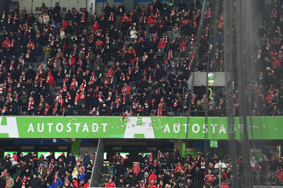 Im Gästeblock der Volkswagen Arena sind nach dem Vorfall am Einlass einige Plätze frei geblieben.