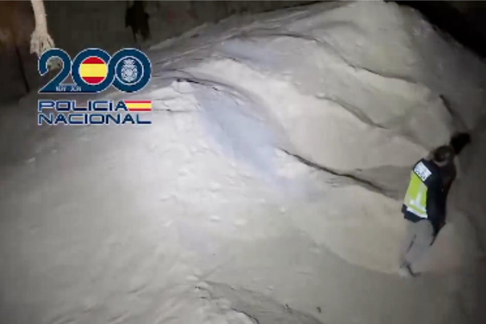 Unter einem Berg Salz machten Polizeibeamte einen spektakulären Fund.