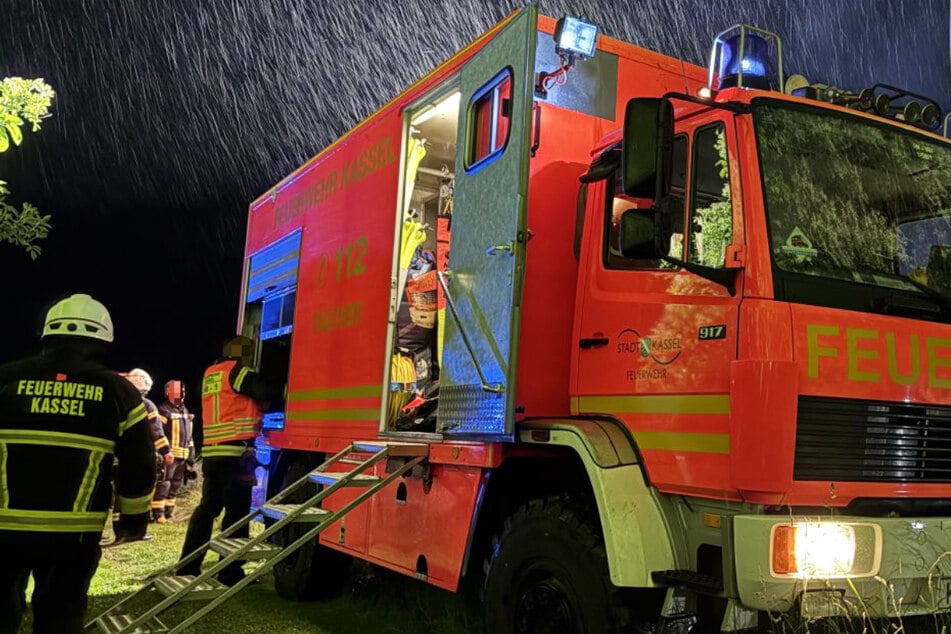 Die Arbeit der Rettungskräfte wurde durch Dunkelheit und Regen erschwert. Gegen 22.50 Uhr fanden sie den vermissten Gelsenkirchener, doch alle Hilfe kam zu spät.