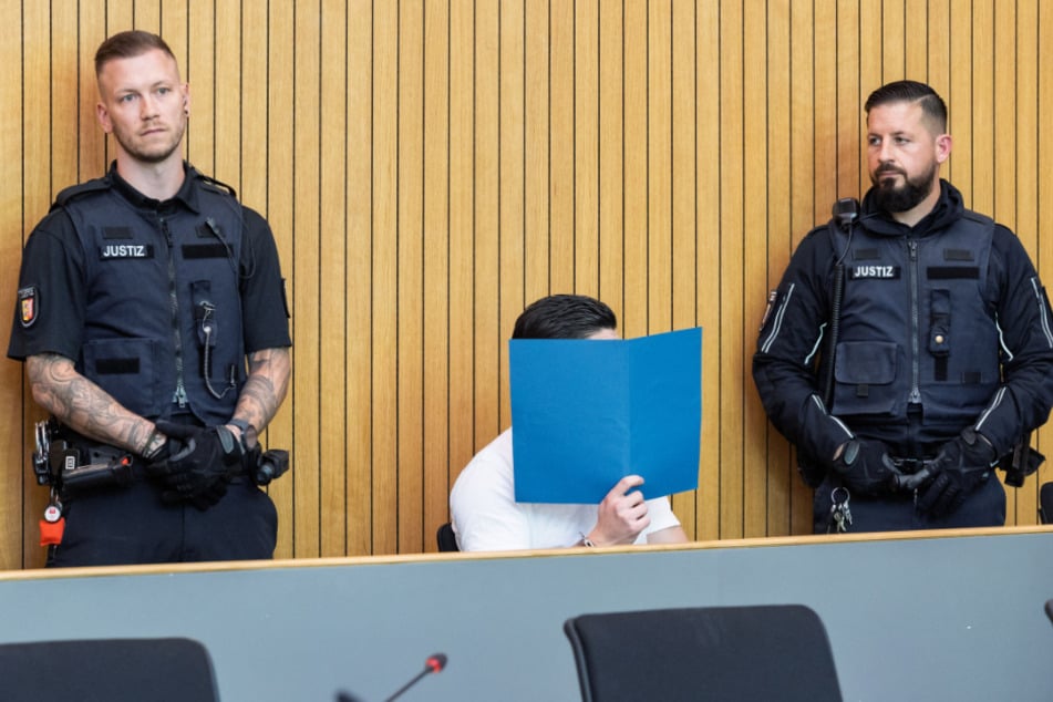 Der Angeklagte (22, M.) wurde vor dem Landgericht Lübeck zu mehr als zehn Jahren Haft verurteilt.