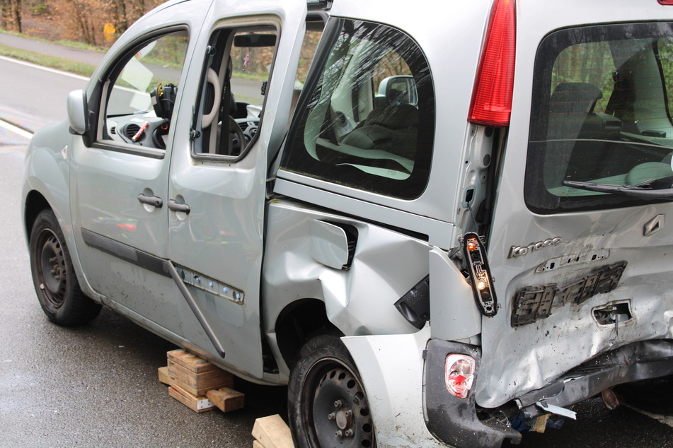 In dem schwer beschädigten Renault saßen zwei Personen, von denen eine schwer verletzt wurde.