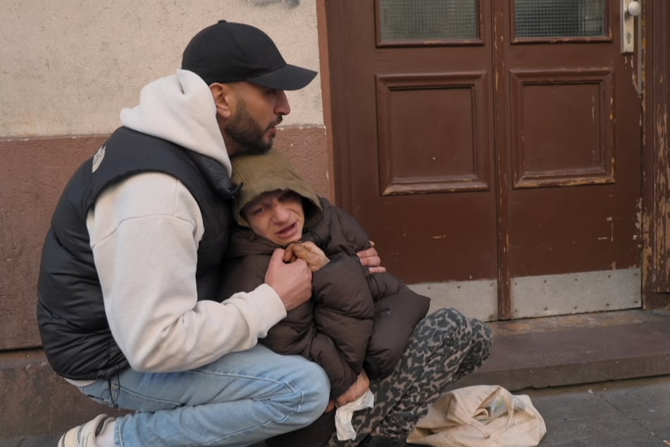 Jessi (32) freut sich über Unterstützung von Streetworker Mohamed Bousaaidi, der es selbst aus der Szene geschafft hat.