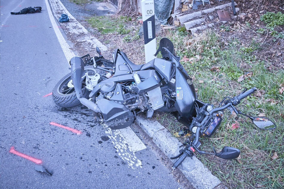 Offenbar war Rollsplitt auf der Straße dafür verantwortlich, dass die Motorradfahrerin die Kontrolle über ihr Fahrzeug verlor.