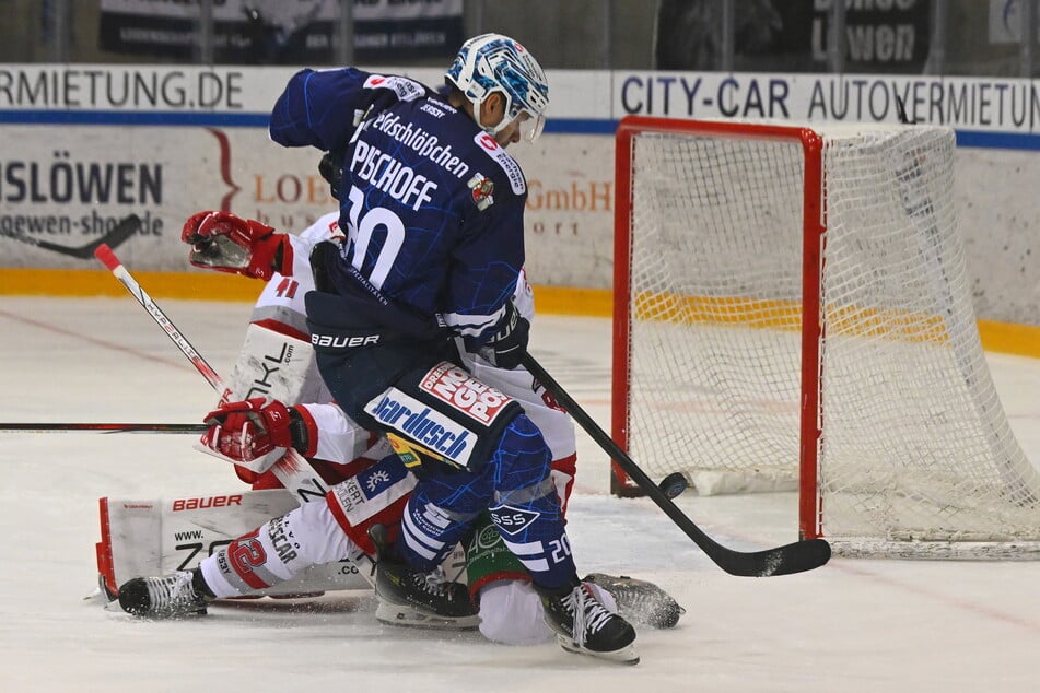 Eislöwe Matthias Pischoff (l.) scheitert hier denkbar knapp an Regensburgs Goalie Eetu Laurikainen.