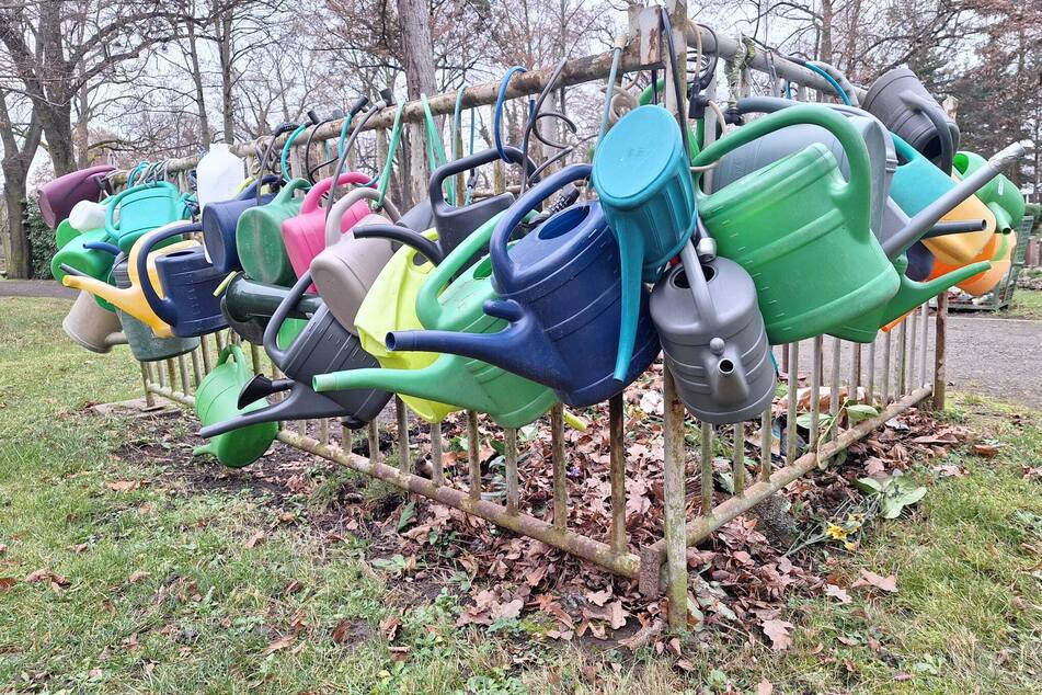 Das Anketten von Gießkannen ist auf den Leipziger Friedhöfen fast überall gängige Praxis. Dieses Foto entstand Mitte Dezember auf dem Ostfriedhof.