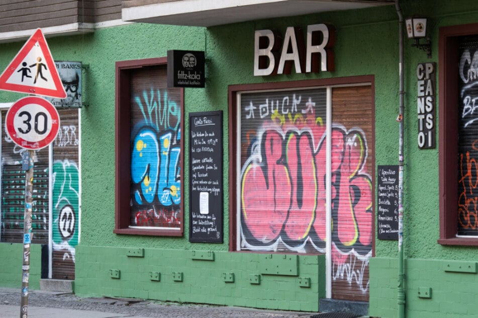 An einer Bar sind die Rolläden geschlossen. Anfang Juni dürfen Bars und Kneipen wieder öffnen.
