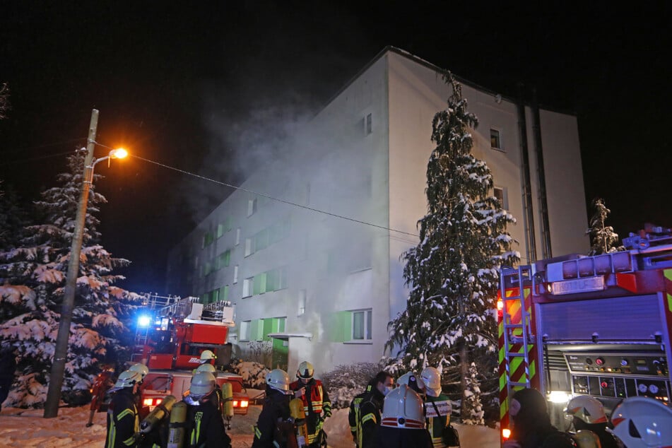 Das Feuer brach in einem Kellerraum eines Mehrfamilienhauses in der in der Altenburger Straße aus.