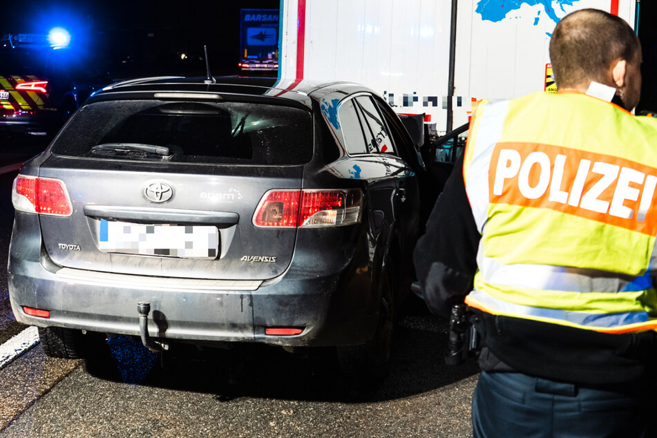 Schwerer Unfall auf der A3 bei Offenbach am Main: Ein Toyota Avensis krachte in das Heck eines stehenden Lkws.