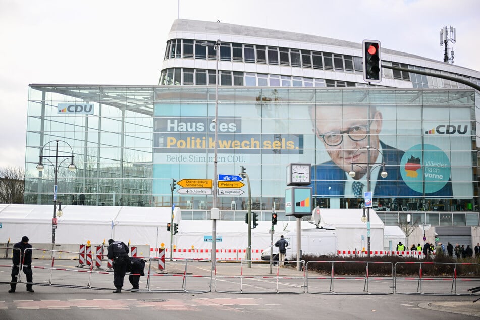 Im Konrad-Adenauer-Haus in Berlin trudeln die Gäste der CDU ein.