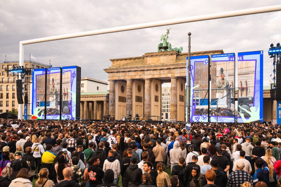 EM-Fanmeile in Berlin eröffnet: Große Show am Brandenburger Tor