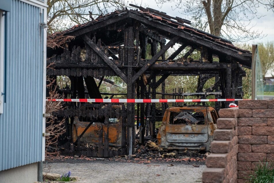 Die Feuerwehr konnte ein Übergreifen des Feuers auf benachbarte Gebäude verhindern.
