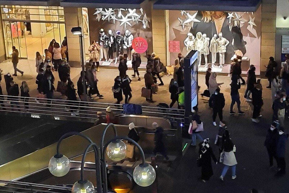 Innenstadt in Köln: Schildergasse voll mit Menschen trotz Pandemie