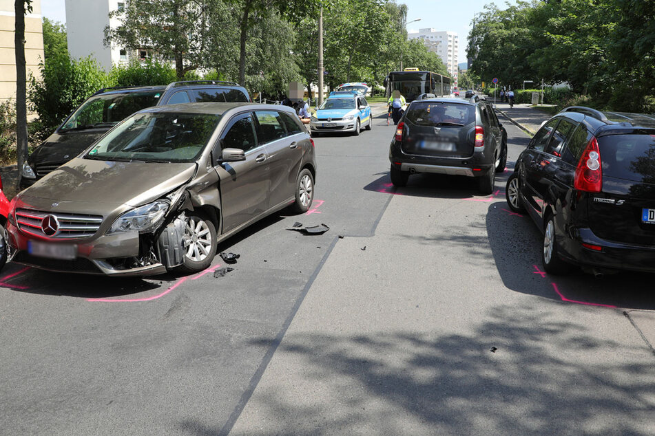 Dacia-Fahrer driftet nach links ab und kollidiert mit Mercedes: Drei Verletzte