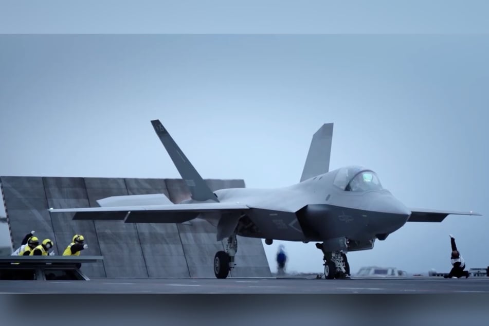 Kampfjets vom Typ J-35 sollen auf der Fujian zum Einsatz kommen. Das Flugzeug gilt bei vielen Beobachtern als Kopie der US-amerikanischen F-35.
