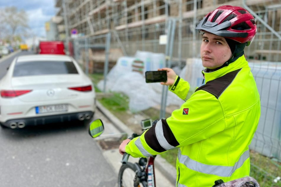 Knöllchen sind sein Hobby: Niclas Matthei (18) jagt privat Parksünder. (Archivbild)