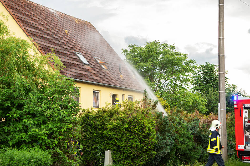 In Dittersbach schlug der Blitz in ein Dach ein.