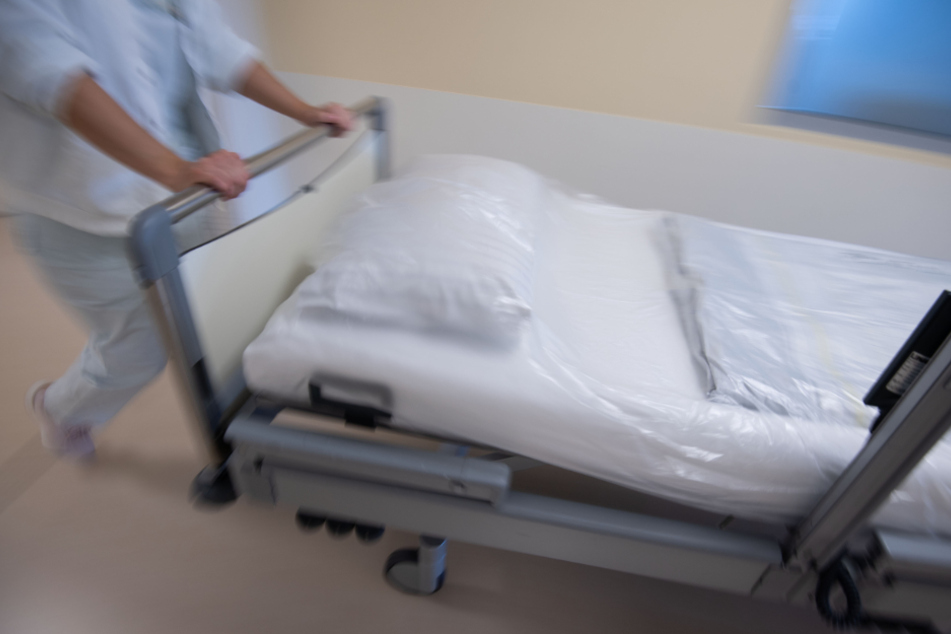 Wegen der steigenden Zahl von Corona-Neuinfektionen schränken erste Kliniken wieder Besuche ein.