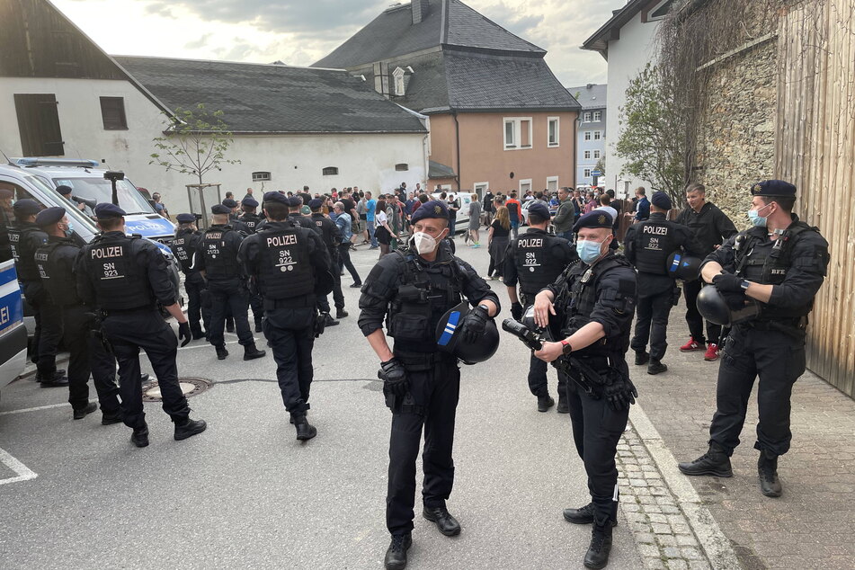 Bei der Anti-Corona-Demo in Zwönitz wurden mehrere Polizisten verletzt.