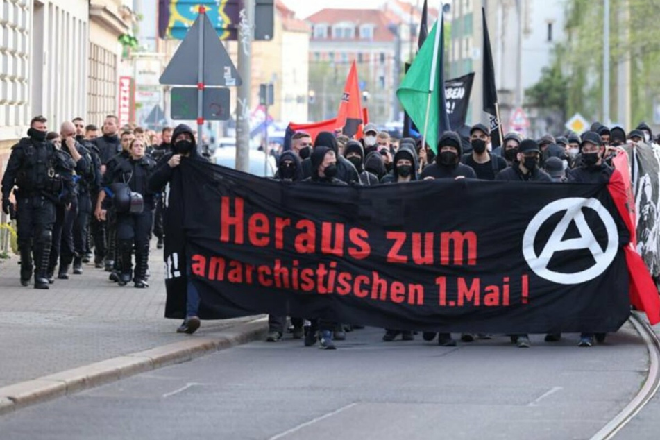 Der Aufzug "Heraus zum anarchistischen 1. Mai!" wurde immer wieder gestoppt.