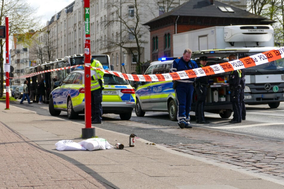 Polizisten stehen an der Unfallstelle.