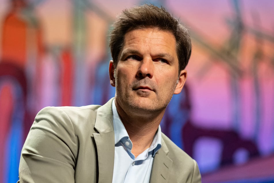 Den Berliner SPD-Spitzenkandidaten Steffen Krach (47) treffen diese Ermittlungen hart.