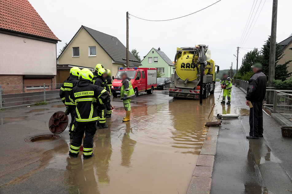 Die Theodor-Körner-Straße in Adorf (Erzgebirge) stand am Donnerstag teilweise unter Wasser.