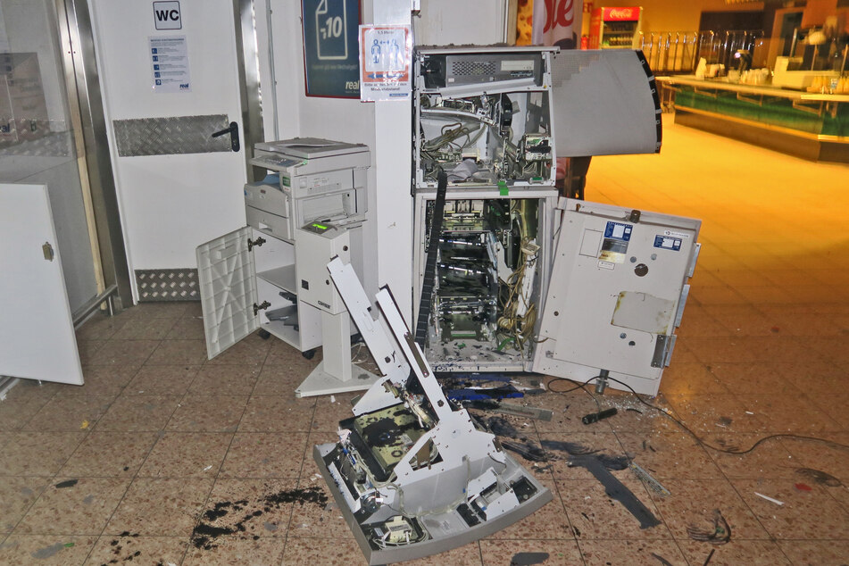 Der Geldautomat wurde komplett zerstört.