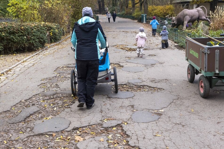 Noch ist dieser Weg eine einzige Stolperfalle, das Unfallrisiko hoch.