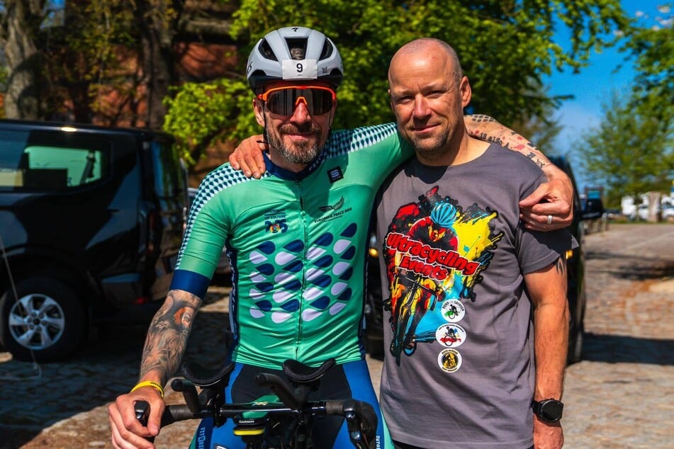 Hagen Schanze (55, l.) und Veranstalter Steven Dornbusch (47) am Start der Strecke am Kap Arkona.