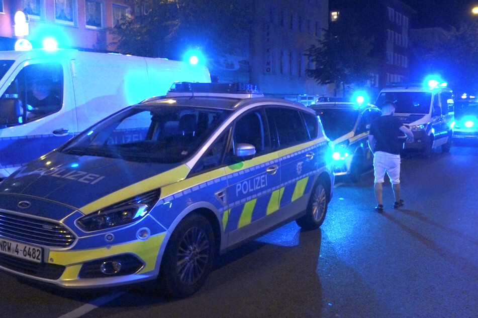 Die Polizei rückte am Freitagabend in Essen mit einem Großaufgebot an.